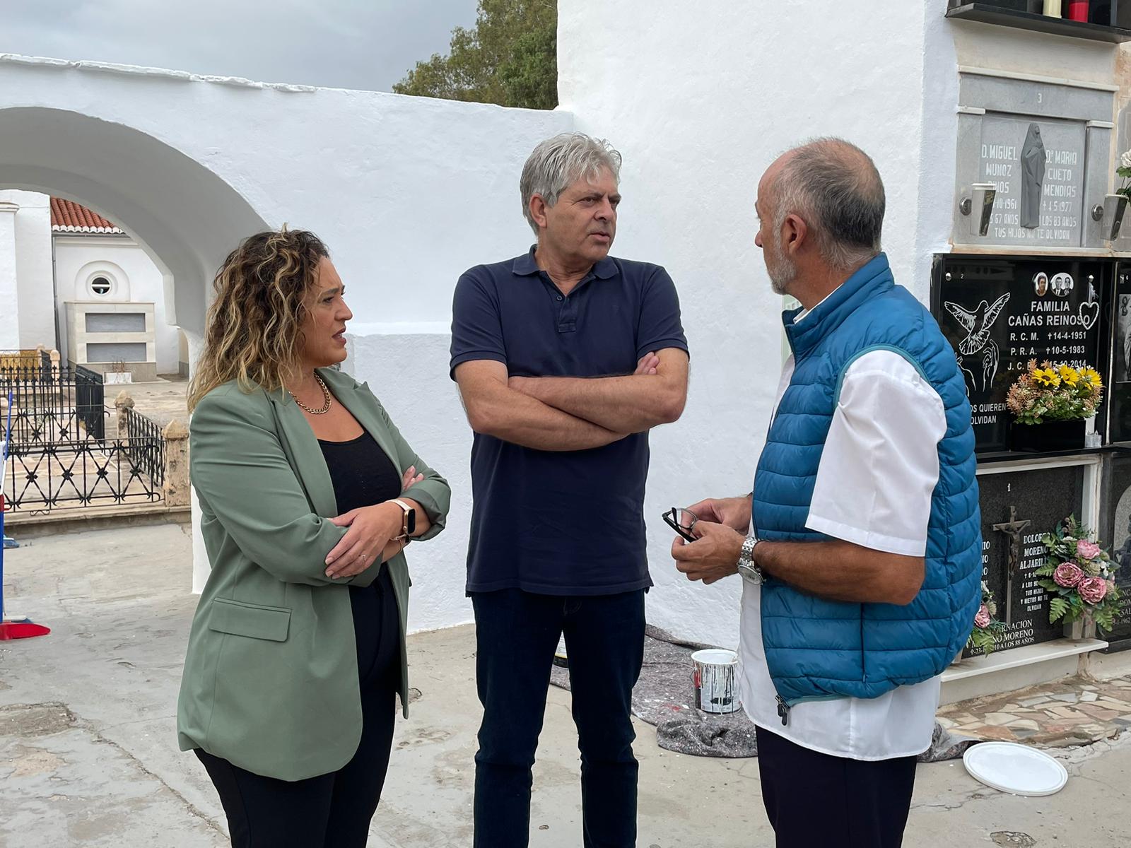 El cementerio de Motril se acondicionan con motivo de la próxima festividad de Todos los Santos